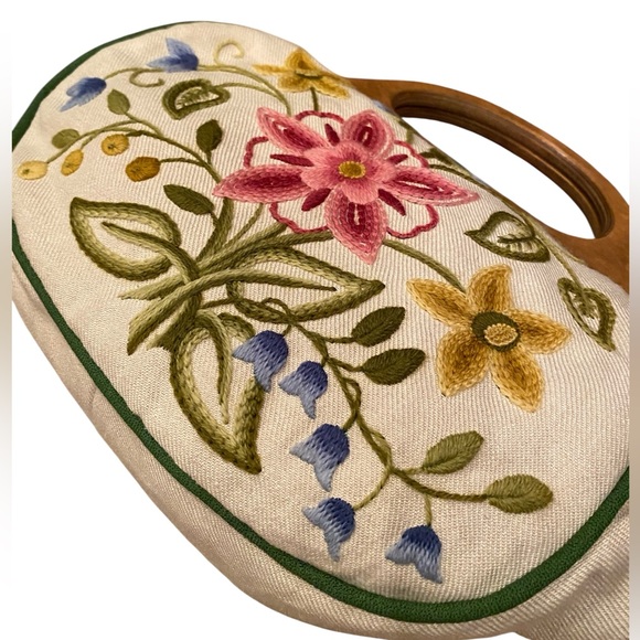 Vintage Floral Linen Wool Hand Embroidered Wood Handle Bermuda Bag 1960’s - Picture 6 of 7